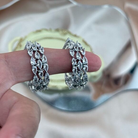 Elegant AAA Cubic Zirconia Hoop Earrings
Perfect Cut Like a Dimond - Picture 7 of 9